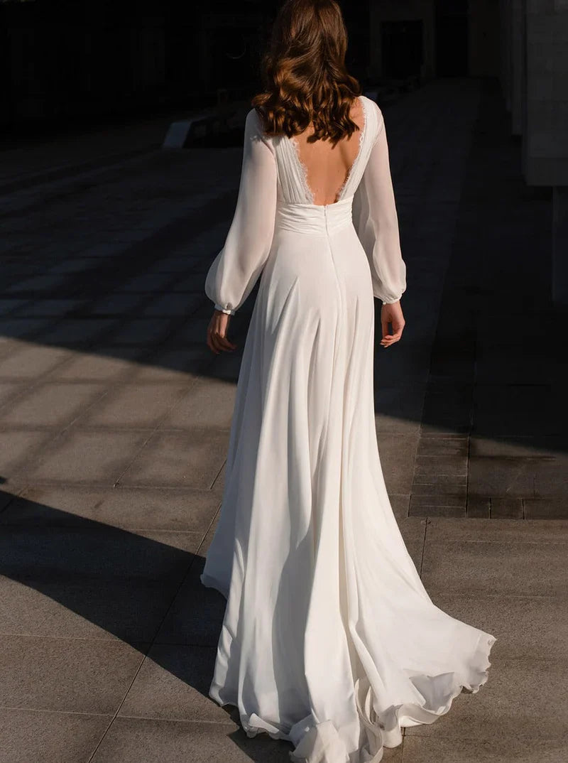 Vestido de novia bohemio de corte A con escote en V y manga larga